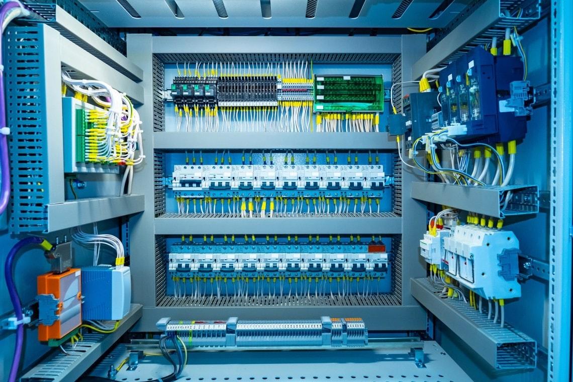Técnico VICMA Energy trabajando en una instalación eléctrica